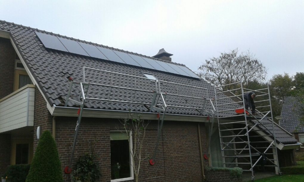 Zwarte zonnepanelen geplaatst op schuin dak te Sellingen (Groningen) in november 2016 Zwarte zonnepanelen geplaatst op schuin dak te Sellingen (Groningen) in november 2016