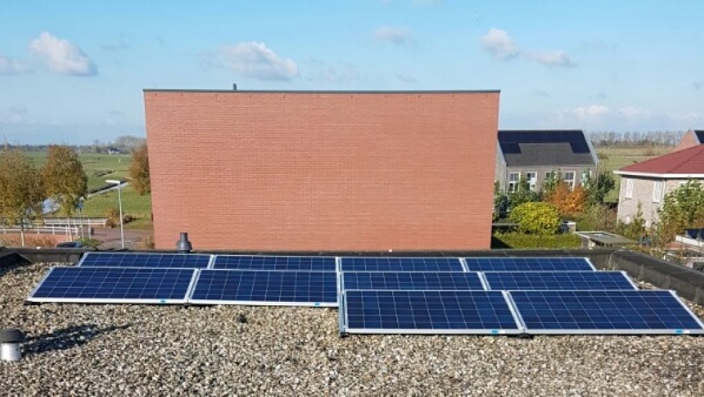 Blauwe zonnepanelen geplaatst op plat dak te Groningen (Groningen) in november 2016 Blauwe zonnepanelen geplaatst op plat dak te Groningen (Groningen) in november 2016
