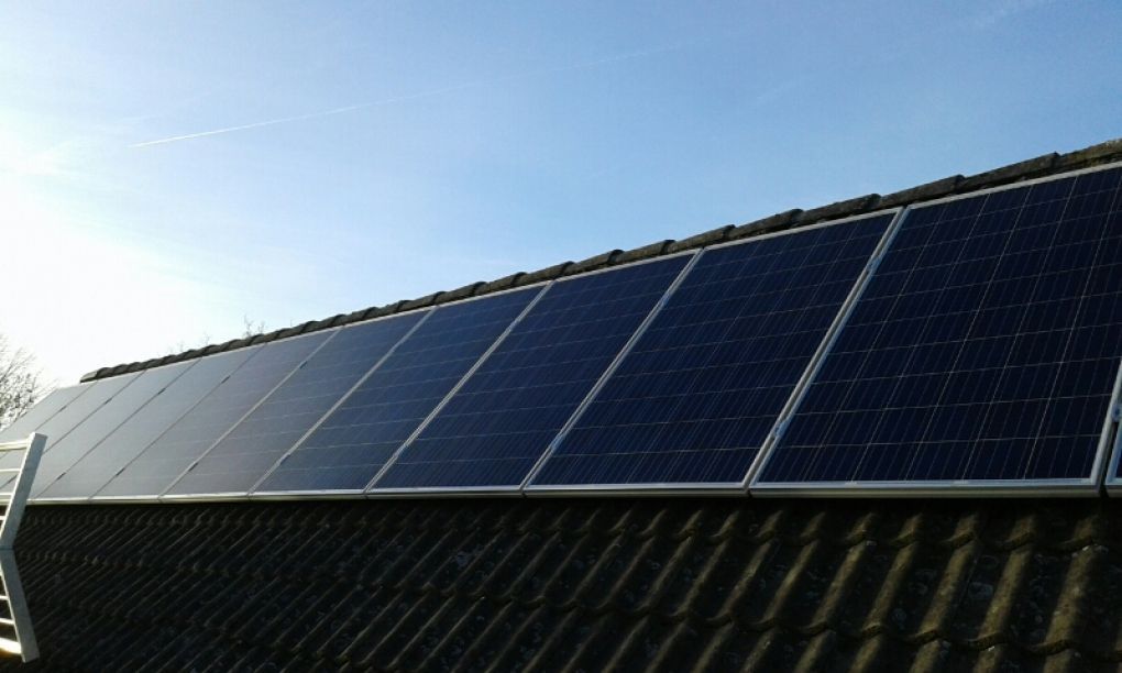 Blauwe actie zonnepanelen geplaatst op een schuin dak te Stadskanaal (Groningen) in november 2016 Blauwe actie zonnepanelen geplaatst op een schuin dak te Stadskanaal (Groningen) in november 2016