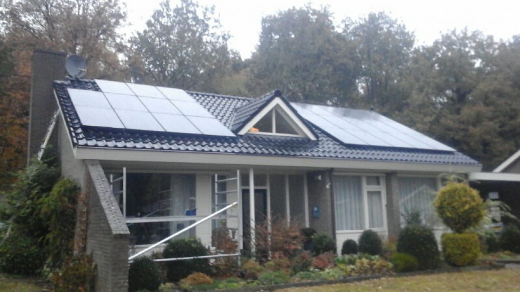 Zwarte zonnepanelen geplaatst op schuin dak te Ter Apel (Groningen) in december 2016 Zwarte zonnepanelen geplaatst op schuin dak te Ter Apel (Groningen) in december 2016