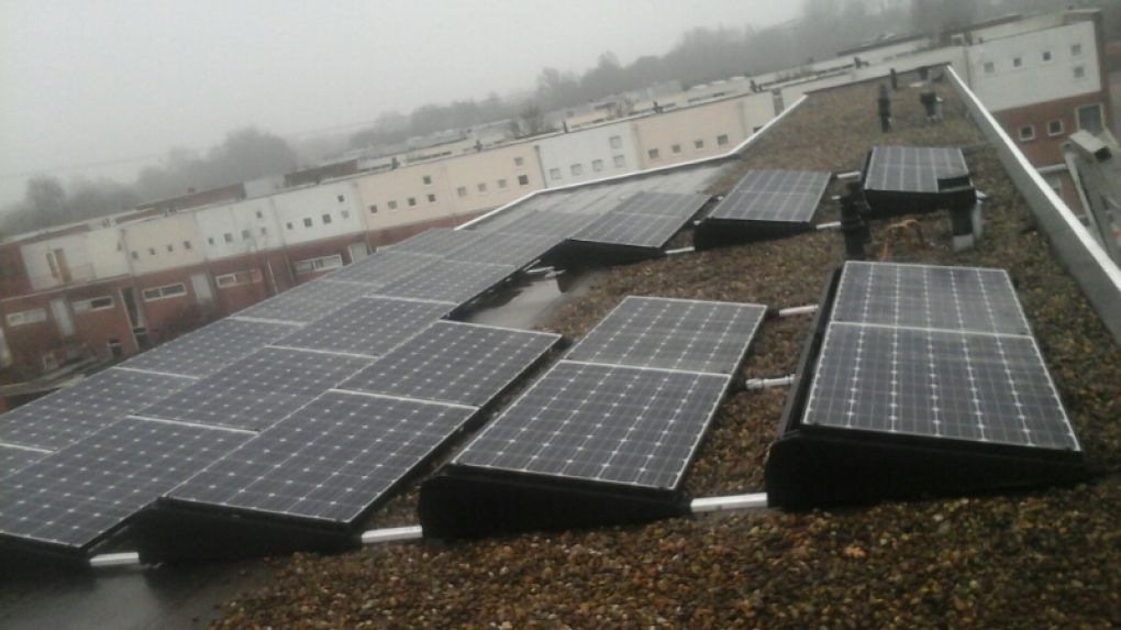 White sheet zonnepanelen geplaatst op plat dak te Groningen (Groningen) in december 2016 White sheet zonnepanelen geplaatst op plat dak te Groningen (Groningen) in december 2016