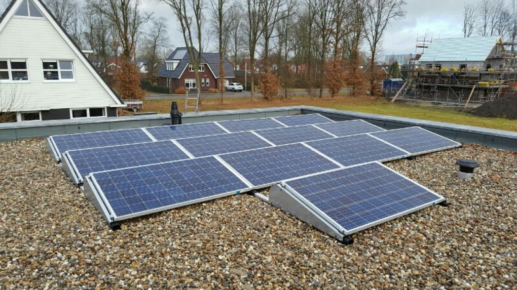Blauwe zonnepanelen geplaatst op plat dak te Hoogezand (Groningen) in december 2016 Blauwe zonnepanelen geplaatst op plat dak te Hoogezand (Groningen) in december 2016