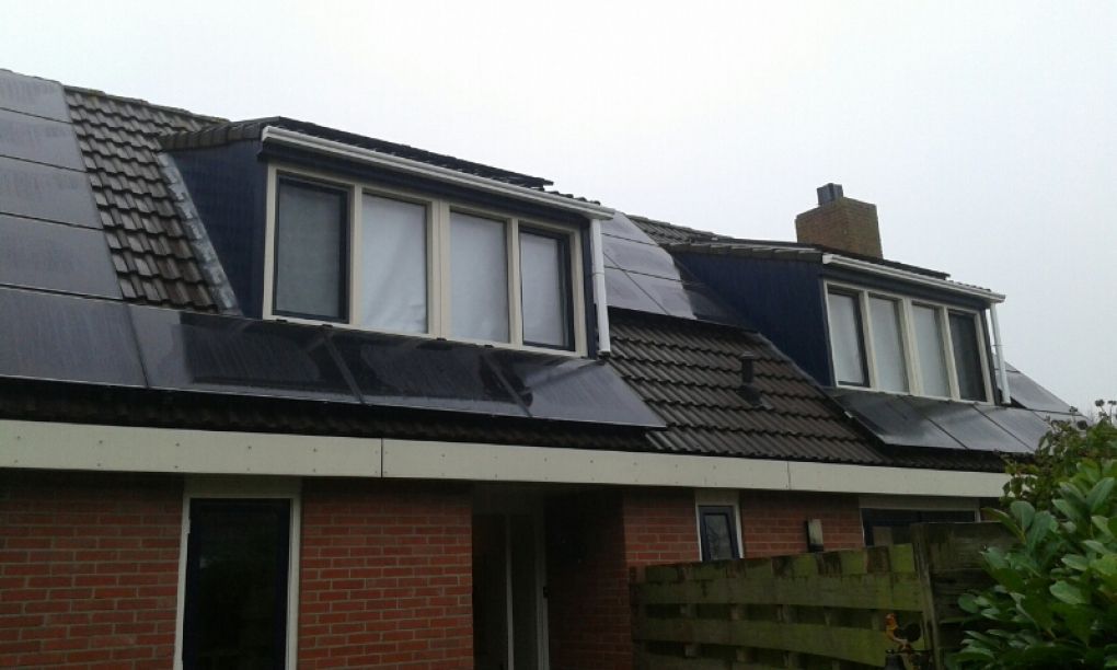 Zwarte zonnepanelen geplaatst op schuin dak te Heiligerlee (Groningen) in december 2016 Zwarte zonnepanelen geplaatst op schuin dak te Heiligerlee (Groningen) in december 2016
