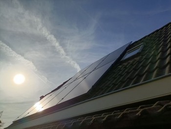 Zonnepanelen in de herfstzon, geplaatst in Zuidbroek