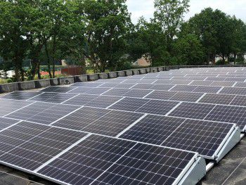 Zonnepanelen plaatsen op de gymzaal van school in Beilen Zonnepanelen plaatsen op de gymzaal van school in Beilen