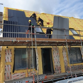 Dakpanplaten leggen op woningen te Hoogezand, 72 huurwoningen Dakpanplaten leggen op woningen te Hoogezand, 72 huurwoningen