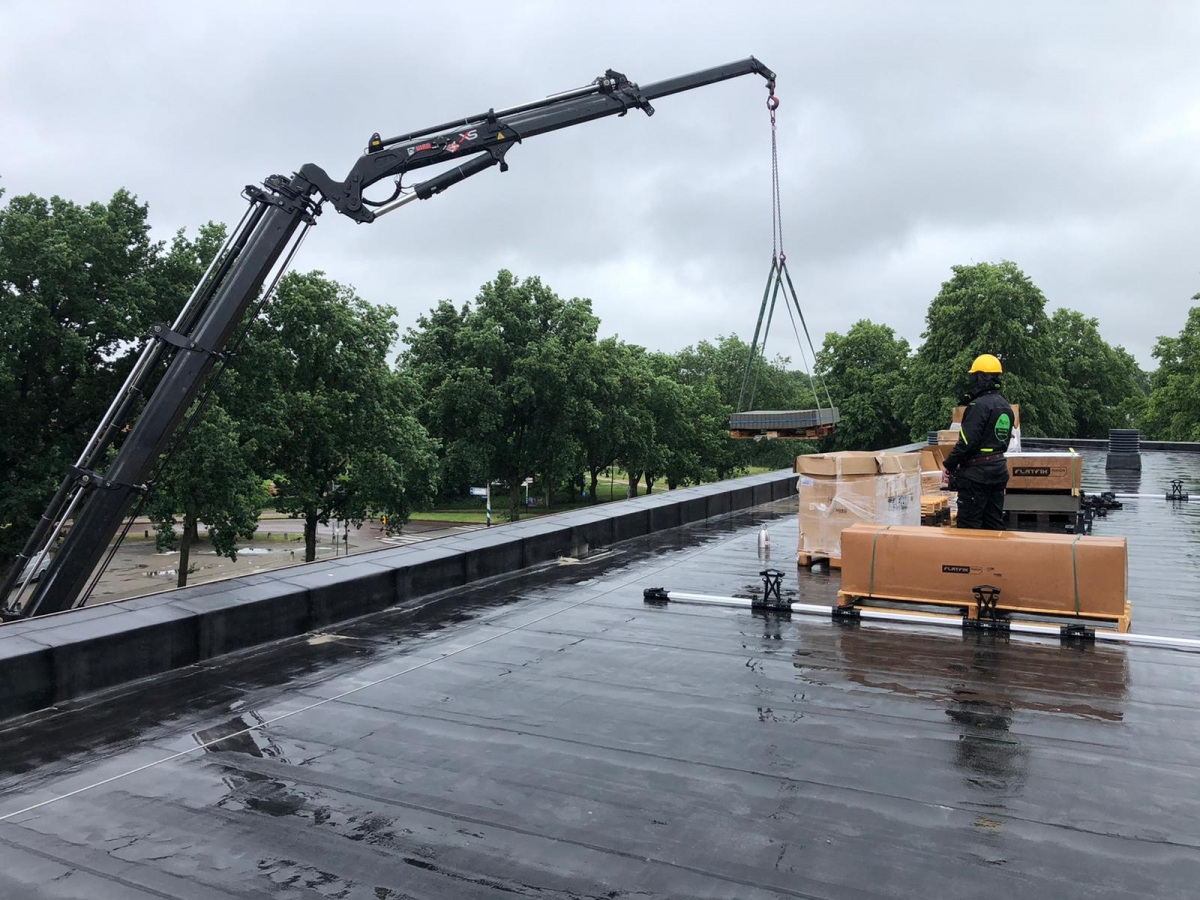 Zonnepanelen plaatsen op de gymzaal van school in Beilen Zonnepanelen plaatsen op de gymzaal van school in Beilen