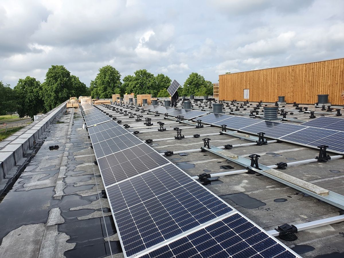 Zonnepanelen plaatsen op plat dak