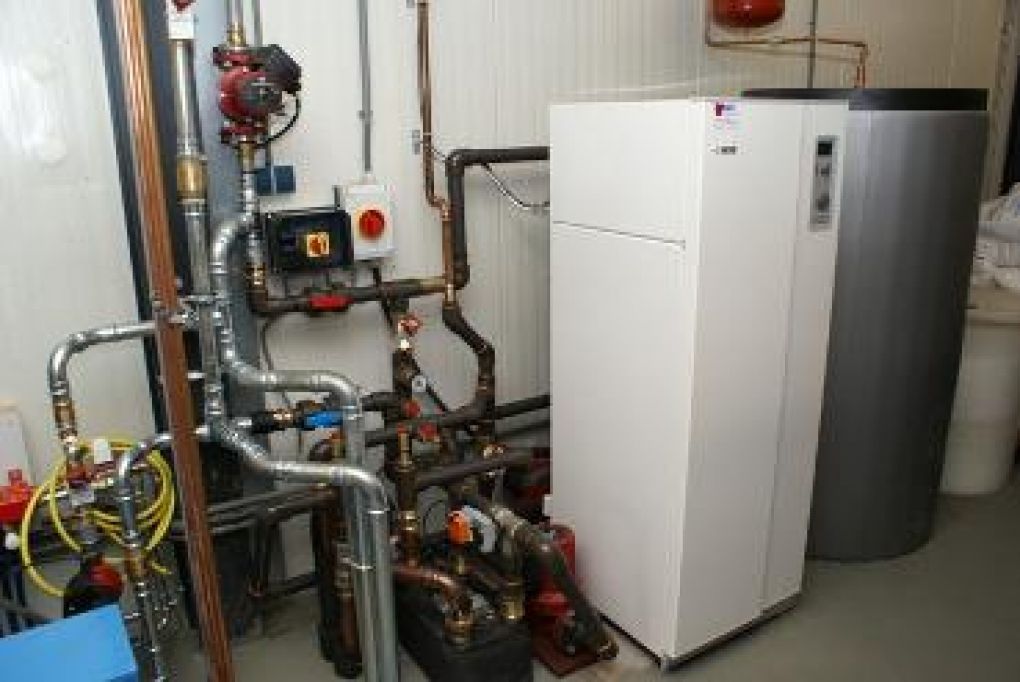 Warmtepomp geplaatst in bedrijfspand te Geldermalsen in maart 2012 Warmtepomp geplaatst in bedrijfspand te Geldermalsen in maart 2012